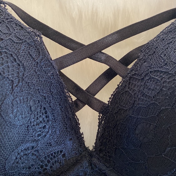 Sexy black lace bra in size 36B - Picture 2 of 3
